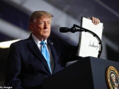 Trump assinou uma ordem executiva para permitir o diesel isento de impostos, num esforço para reduzir os preços da gasolina, poucas semanas antes das eleições intercalares.