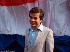 Jim Bakker, atormentado por escândalos, que construiu um império televisivo com a ex-esposa Tammy Faye, morre aos 86 anos
