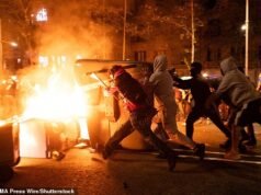 Os manifestantes entraram em confronto com a polícia espanhola quando os protestos contra a crise imobiliária do país se tornaram violentos, horas depois de o primeiro-ministro socialista ter anunciado eleições antecipadas.