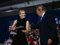Trump desfila Natalie Harp ‘perfeita’ no palco e a compara à modelo Price Is Right