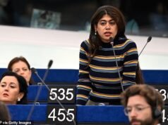 Eurodeputado francês de extrema-esquerda com origem palestiniana provoca indignação ao “lançar uma bandeira israelita no chão e destruir memórias do 7 de Outubro”