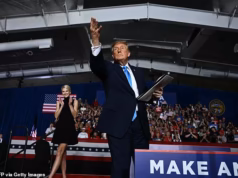 Os democratas abriram uma vantagem de 16 pontos nas eleições intercalares entre os independentes, à medida que a aprovação de Trump despencava