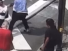 Jovem perseguida, agredida e roubada em plena luz do dia nas ruas de Atlanta… enquanto transeuntes observam