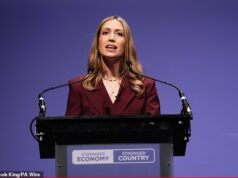 Expulsar o ativismo político das salas de aula para impedir que os professores façam “lavagem cerebral em nossos filhos” com ideologia trans e “privilégio branco”, diz Laura Trott