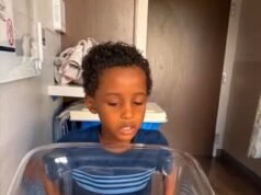 A foto mostra um menino morto por um painel eletrônico depois que a escola disse à família que ele estava empurrando o painel para trás antes que ele caísse sobre ele