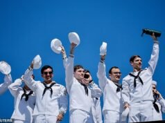 USS Abraham Lincoln retorna para casa em San Diego depois que marinheiros enfrentam uma missão histórica de 10 meses no conflito com o Irã