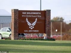 Polícia investiga ligações russas depois que dois cidadãos letões ‘violaram a cerca do perímetro’ na base da RAF usada pela inteligência militar dos EUA
