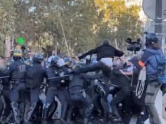 No momento em que a tropa de choque francesa entra em confronto violento com estudantes no centro de Paris – o prefeito muçulmano de extrema esquerda posa para selfies com fãs no centro dos protestos