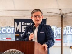 O presidente da Câmara, Mike Johnson, sugere uma melhoria na carreira se os democratas assumirem a Câmara após eleições cruciais