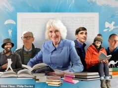 A Rainha Camilla relembra o amante de Lady Chatterley lendo ‘debaixo do travesseiro à luz de tochas’ enquanto ela revela seu livro favorito