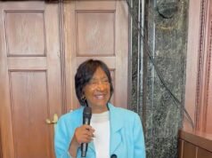 O ganhador do Prêmio Nobel da Paz, Navi Pillay, provoca Trump enquanto diz a uma plateia entusiasmada que pode compartilhar seu prêmio com ele se eles baterem palmas ‘só mais um’
