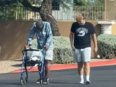 O bondoso adolescente não percebeu que podia ser visto na rua fotografando um idoso deficiente e com sapatos nos pés