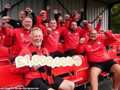 Clube de futebol ganha £ 1 milhão na loteria depois de jogar o mesmo número por 30 anos