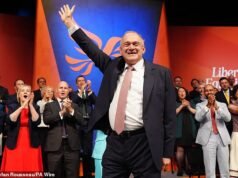 Lib Dems agora atolado em uma guerra civil quando o líder renuncia em meio a rumores de golpe contra Ed Davey