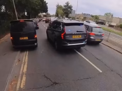 Momento ‘nojento’ ciclista evita engarrafamento seguindo carro da polícia na ligação para o 999