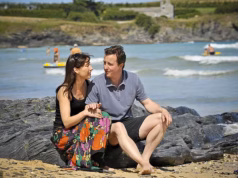 Depois que o Brexit arruinou seu 50º aniversário, como David Cameron celebrará seu 60º aniversário com Clarkson e Ramsay na Cornualha – e um ‘surf-off’ após duas noites de festa, por Alison Boschoff