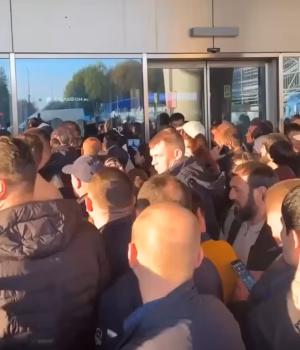 111765819-16197065-Footage_shared_on_social_media_showed_passengers_forming_lengthy-m-6_179156753898.avif