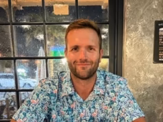 Um homem inocente de 30 anos ficou paralisado da cintura para baixo depois que um estranho correu e o esfaqueou enquanto ele jantava em um restaurante com sua esposa.