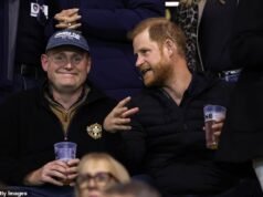 O Príncipe Harry toma uma cerveja nas arquibancadas de uma partida de rúgbi enquanto ele e Meghan retornam ao Reino Unido