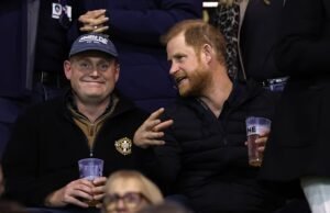 O Príncipe Harry toma uma cerveja nas arquibancadas de uma partida de rúgbi enquanto ele e Meghan retornam ao Reino Unido