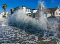Impressionante casa à beira-mar começa a desabar no mar enquanto a Califórnia é atingida por outra tempestade