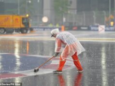Acha que seu trabalho é ingrato? Momento engraçado As equipes de Cingapura tentam desafiar os elementos e desviar a chuva torrencial que ameaça o Grande Prêmio