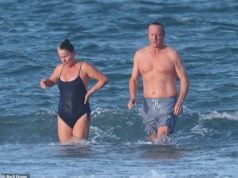 David Cameron fez barulho ao dar um mergulho refrescante na praia com os amigos para marcar o início das comemorações de seu 60º aniversário.