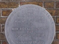 Fergie foi abandonada por outra instituição de caridade? A placa comemorativa da associação de Sarah Ferguson com o Great Ormond Street Hospital desapareceu.
