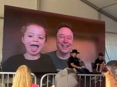 Momento acompanhado pela adorável filha de quatro anos, Azure, em evento de transmissão ao vivo com Elon Musk – uma semana depois de deixar sua mãe
