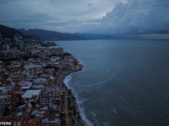 Turistas alertaram contra viagens não essenciais para o resort mexicano de Puerto Vallarta enquanto o furacão Simon se aproxima da costa a 250 km/h