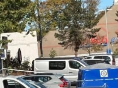 Um homem de 20 anos foi morto a facadas do lado de fora de um pub movimentado em um ataque nas primeiras horas da manhã em Birmingham, enquanto a polícia iniciava uma investigação.