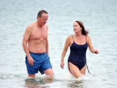 David Cameron foi nadar de manhã cedo com sua irmã no fim de semana para comemorar seu 60º aniversário
