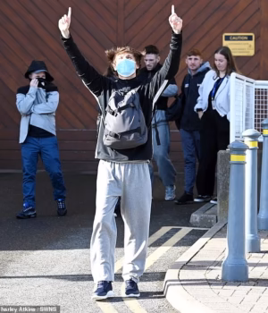 111794855-16204537-There_were_scenes_of_celebration_outside_HMP_Leeds_on_the_first_-m-1_179187675699.avif
