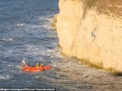 Quatro jovens foram resgatados depois de ficarem presos em uma caverna em um penhasco em North Yorkshire