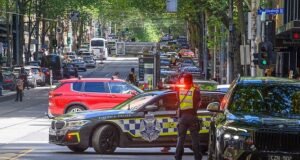 Adolescente acusado após mulher atropelada por SUV roubado no caos do CBD de Melbourne