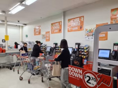 A Coles aumentou discretamente o preço das sacolas de papel, em um golpe recente para os compradores que já lutavam com o aumento dos custos