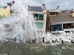Forte tempestade atinge propriedades à beira-mar na Califórnia, destruindo casas no mar