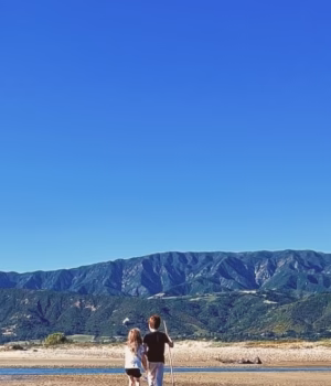111804705-16201865-The_picture_showed_the_siblings_walking_barefoot_on_a_beach_and_-a-202_1791816978.avif