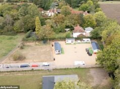 Um acampamento de viajantes ilegais construído sobre uma pomba foi instruído a limpar o local em uma vila de Buckinghamshire
