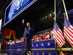 Trump está sob ataque depois que seus anúncios de campanha de US$ 20 milhões financiados pelos contribuintes foram ao ar quase 400 vezes depois que um juiz os bloqueou.