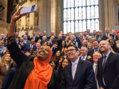 Você gostaria de estar aqui, Jack? Sagal Abdi-Wali posa para uma selfie com Andy Burnham enquanto ele se torna o novo parlamentar trabalhista depois de derrotar o líder verde Polanski nas eleições suplementares da semana passada