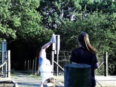 Crianças são vistas fazendo parada de mãos e brincando de galinha com o trem em alta velocidade – forçando o fechamento da movimentada passagem de nível.