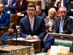 Burnham Rússia recua na ‘mentira’ do Brexit: Boris e Farage criticam as exigências do referendo do primeiro-ministro