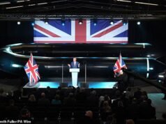 Promessa de reforma para acabar com o sistema de asilo do Reino Unido por cinco anos – enquanto Farage posa em frente a uma réplica de bote para migrantes de 43 pés