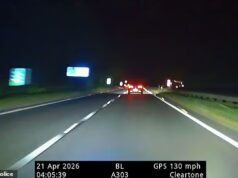Momentos em que um bandido dirigindo um carro roubado bateu no meio-fio e voou pelo ar antes de bater durante uma perseguição policial a 160 km/h
