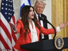 Kimberly Guilfoyle foi convidada por Trump a renunciar, confirmou o novo secretário de imprensa em uma coletiva de imprensa explosiva após a reportagem bombástica do Daily Mail sobre a vida do partido grego.