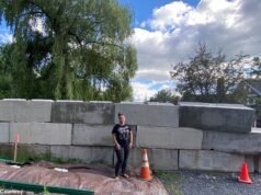 A linda rua principal de tábuas é devastada por batalhas mesquinhas por calçadas compartilhadas, blocos de concreto gigantes e placas gigantes que perturbam a paz.