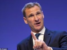 Imames britânicos que dizem aos homens para baterem nas esposas se disserem não ao sexo deveriam enfrentar investigações criminais, diz conservador