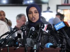 Trump exige respostas pelos US$ 30 milhões de Ilhan Omar e o acusa de estar aqui ‘ilegalmente’