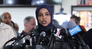 Trump exige respostas pelos US$ 30 milhões de Ilhan Omar e o acusa de estar aqui ‘ilegalmente’